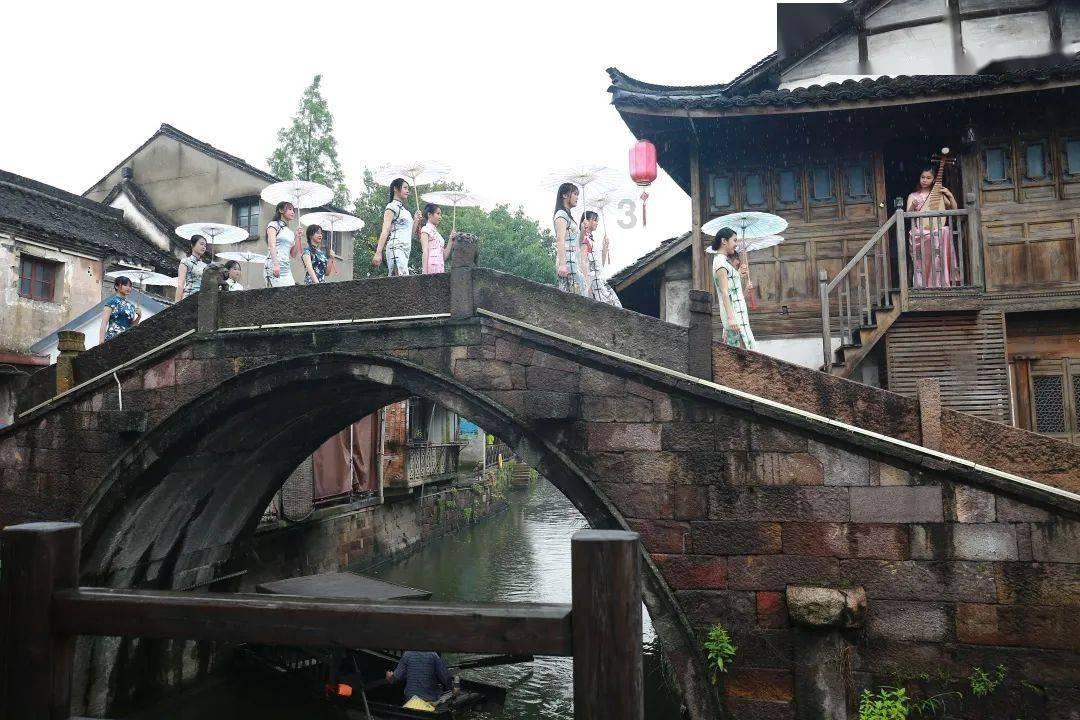 跳动的旋转球